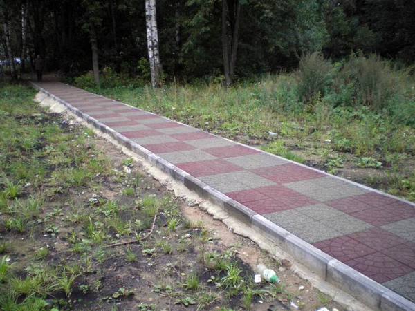 Резиновая плитка в ландшафте
